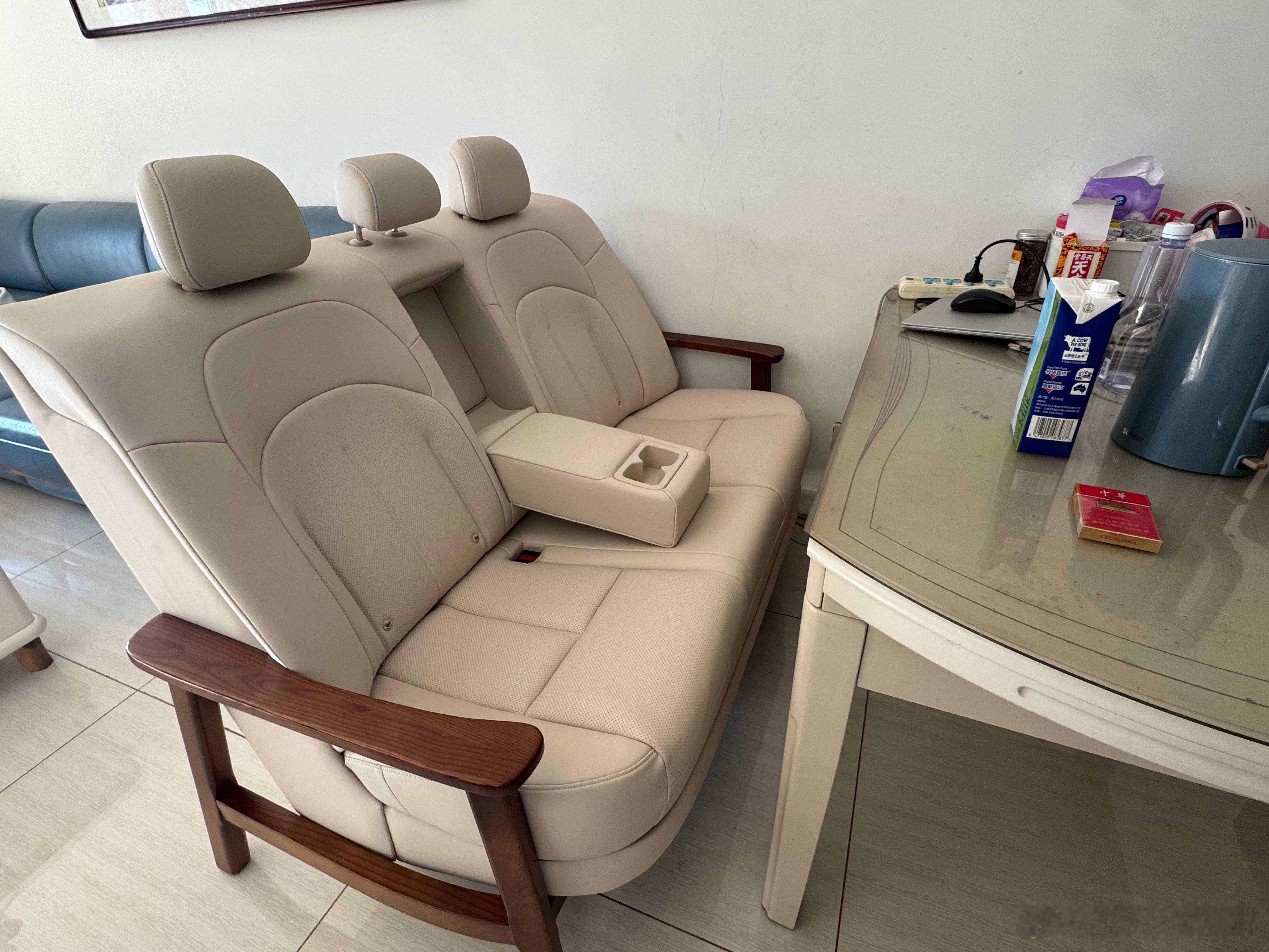 东风日产的大沙发到了，实在没地方放了，改当餐桌椅吧。真舒服说说跟家里沙发的区