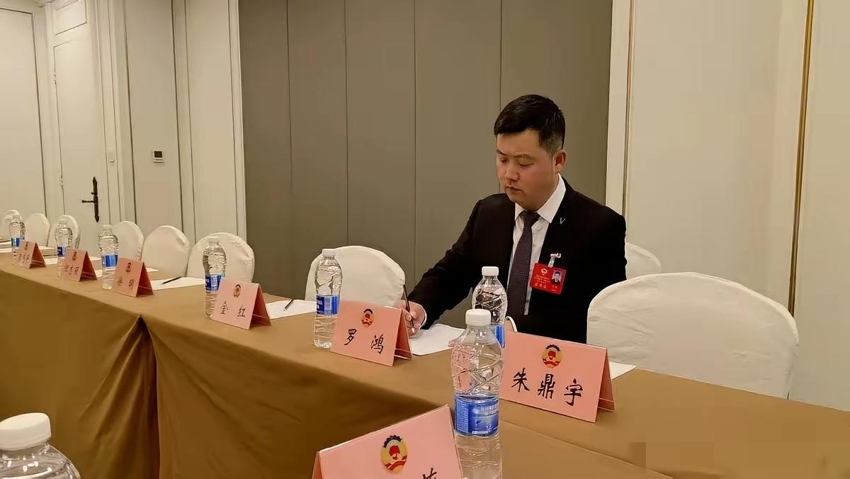 把活人身上的器官，摘下来，安到另一个活人身上。只要俩人没血缘关系，这事儿就该被