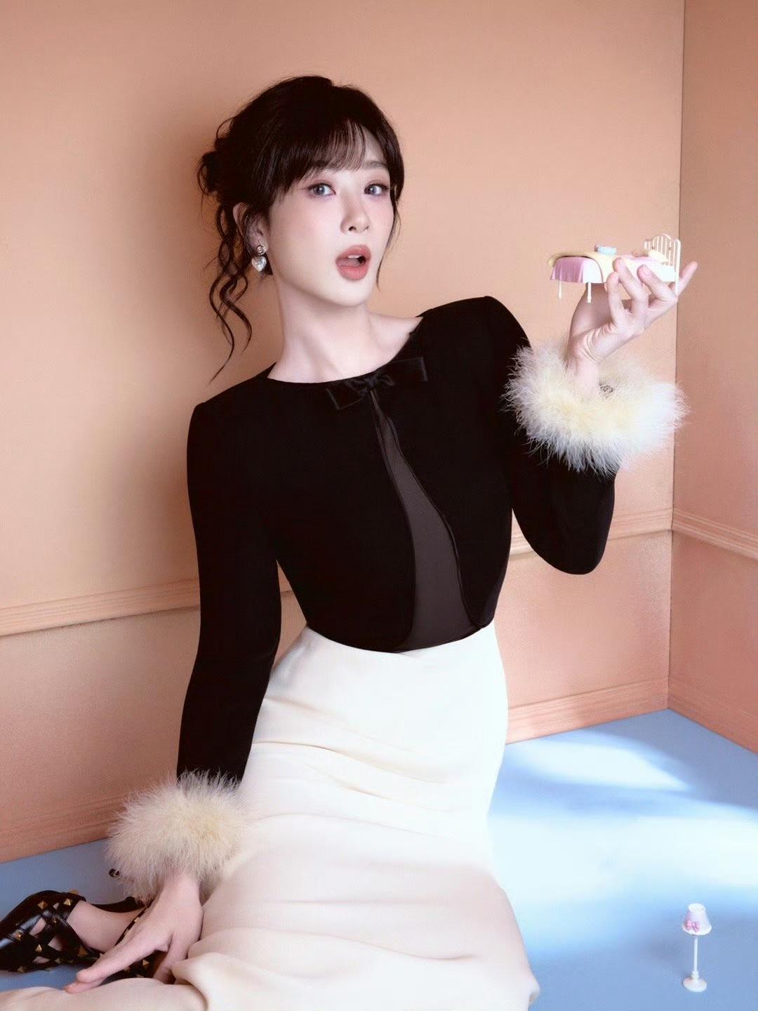 杨紫穿华伦天奴早春裙亮相，把贵气穿得活灵活现还上了热搜。她选了2026早