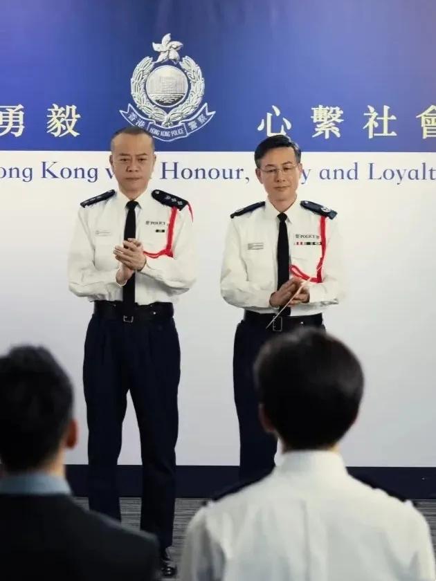 这位阿Sir看着不太正派，像憋着大招没想到，张颂文演上了港剧。只是这扮相怎么