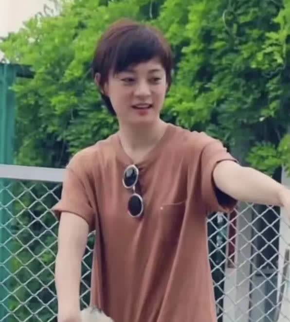 孙俪小区遛狗被偶遇！休闲装素颜亮相，宛如亲切邻家女孩