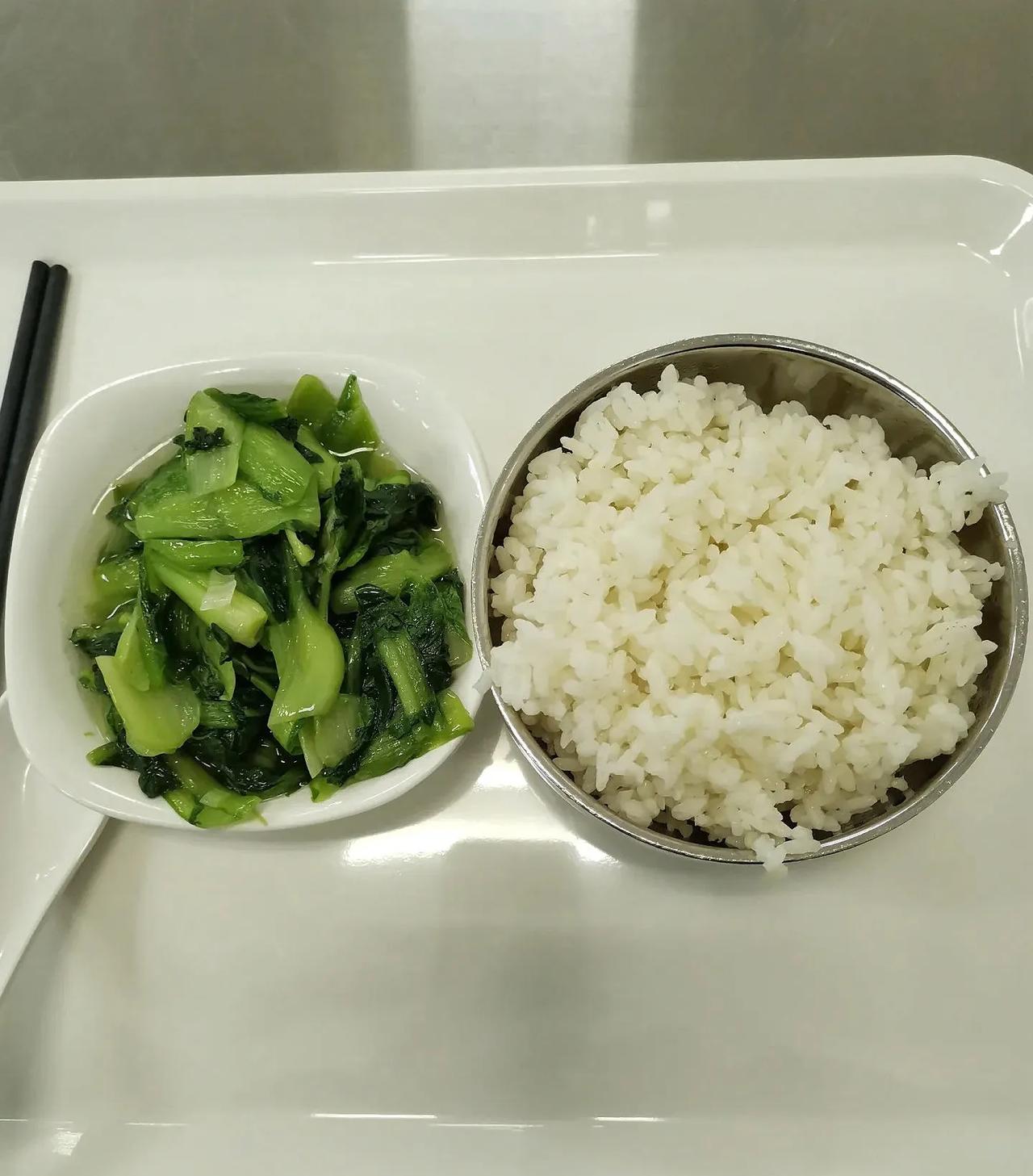 一位大学校长，下班稍晚，到食堂吃饭，看见一个女生，打了一碗米饭一份素菜，和一碗免