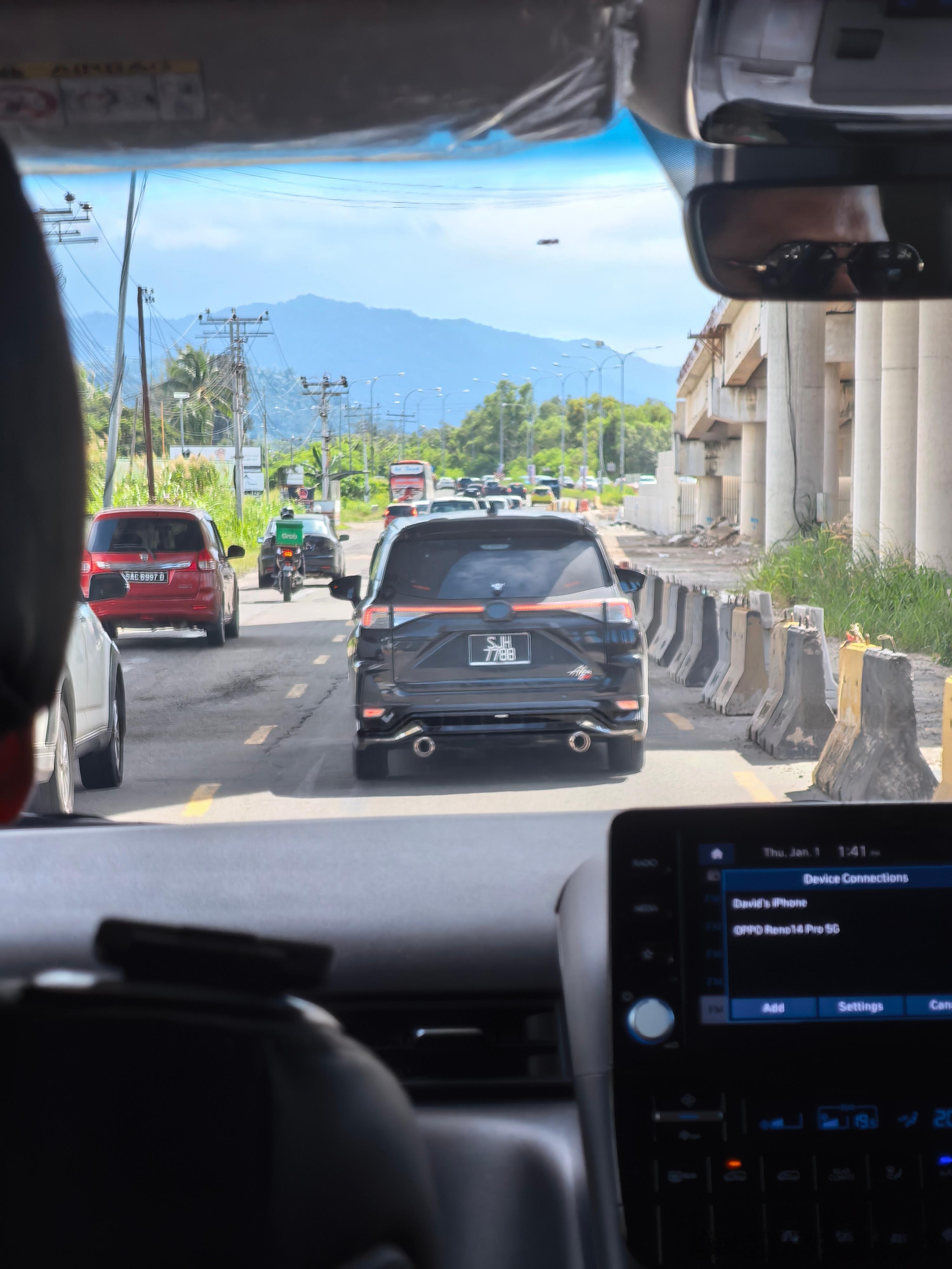 这居然是东马来西亚的高速，怎么感觉平整度还不如县道