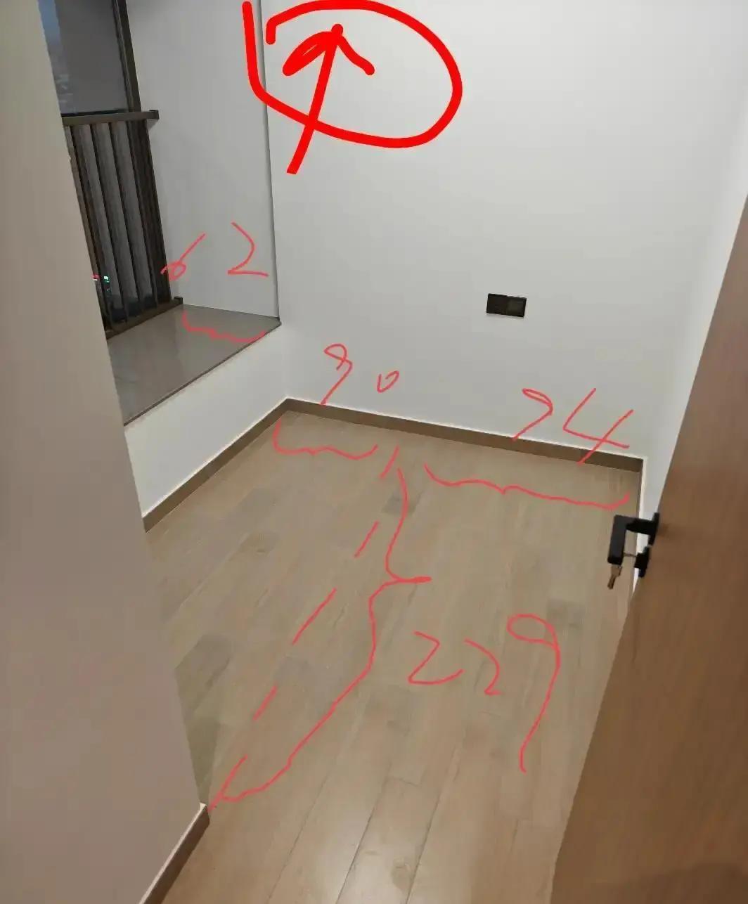 别再打柜子了！2024年小户型偷面积，靠的是“藏”和“飘”。踩上地台，灯带