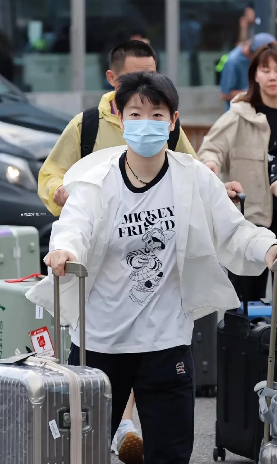 熬到大半夜等国乒落地，看莎莎这两张照片，像中学生困了还要跟着团队走的感觉。头哥