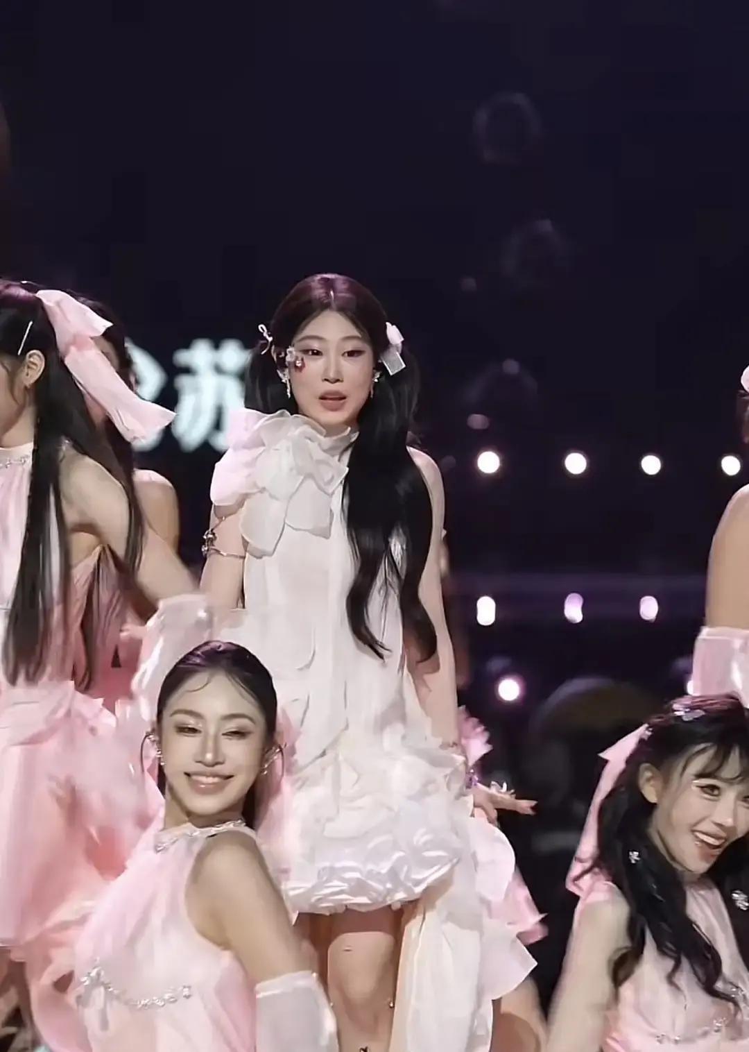 沈佳润的C位，被伴舞LiaKim一夜抢光。这根本不是什么意外走红，而是专业对