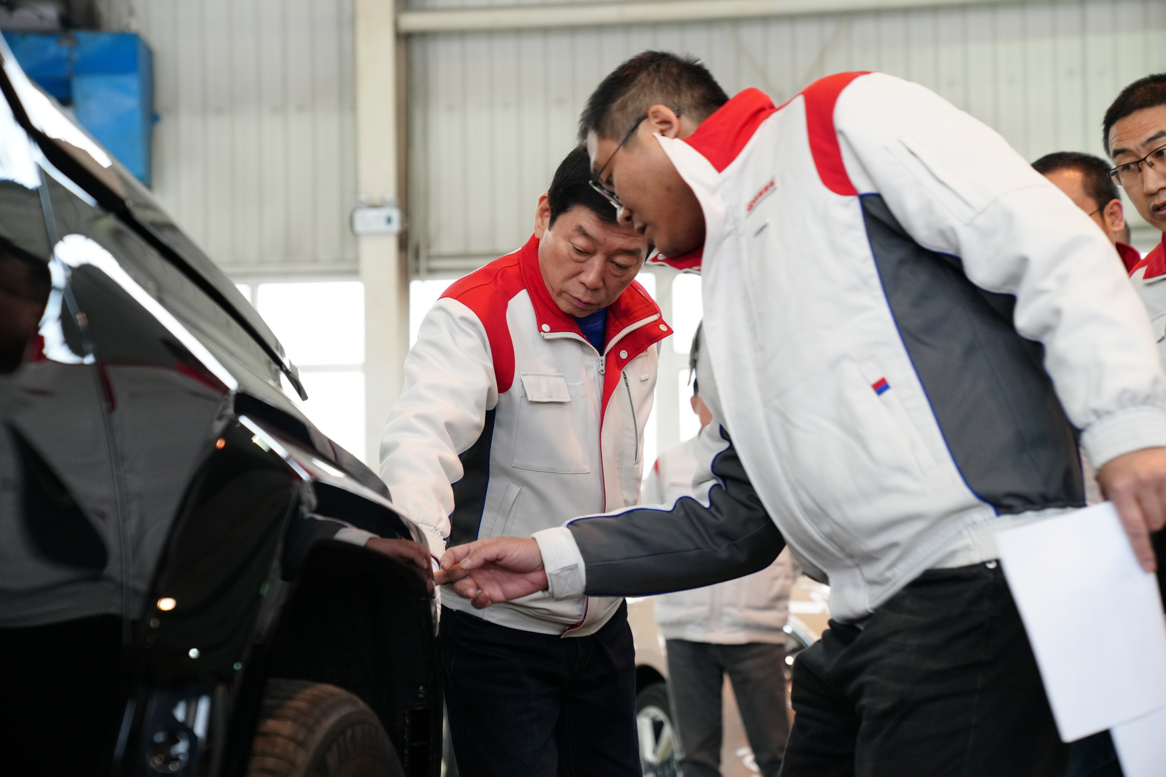 很多车企都在讲长期主义。但我最近看到一个细节，觉得挺有意思的——每周四早上7点半