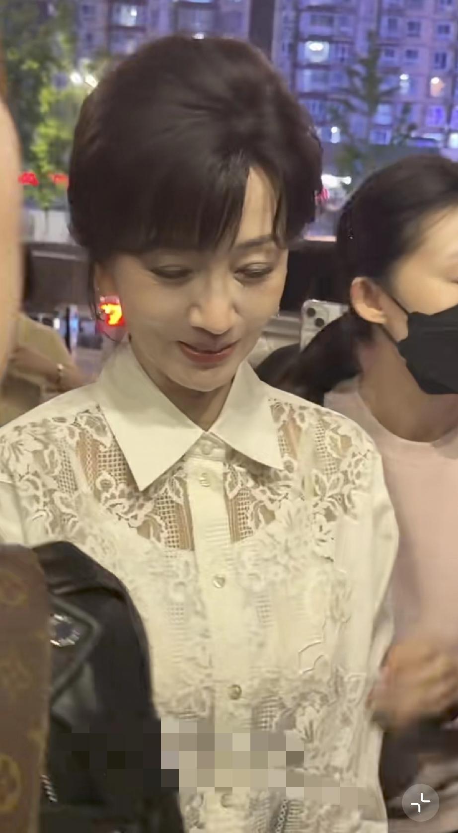 4月24日，赵雅芝现身北京国际电影节，路人镜头下的她脸上褶子好多，皮肤有点干瘪，