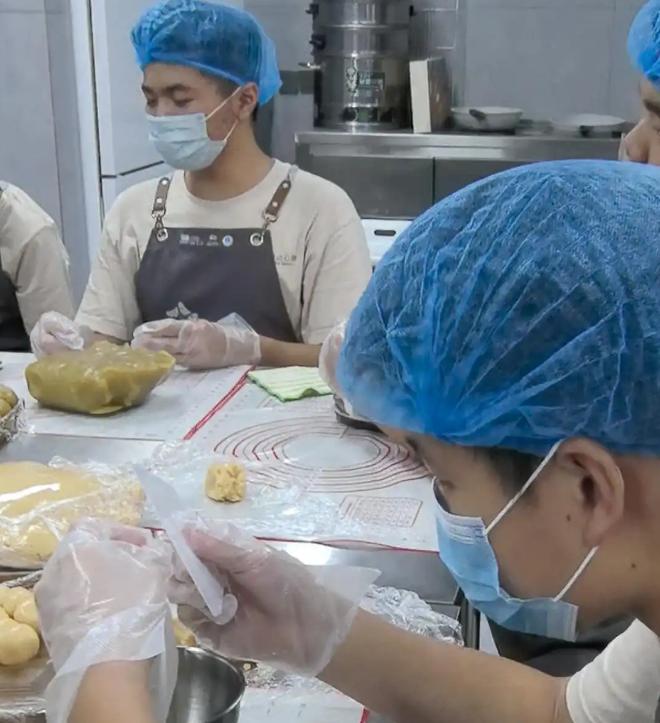 “真的是缺德冒烟了！”福建一孤独症机构中秋前接下200盒月饼订单，二十多个孤独症