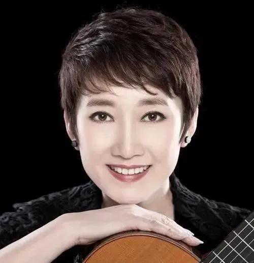 外界都说王刚和成方圆离婚是因为女儿出国留学的学费，王刚说这都是子虚乌有的事。