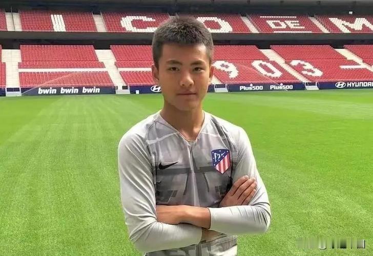 留洋岁月里，李昊最想念的是家乡美食。有一次广州足协派人探望，给他带来了腊肠和陈皮