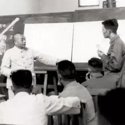 1955年，彭德怀一行人前往天府之都视察工作。检阅完成都军区部队后，彭老总刚准备
