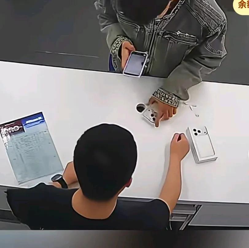 男子刚买了新手机拍照炫耀，没想到一个伸手手机飞了出去，店员说折损近4000元，