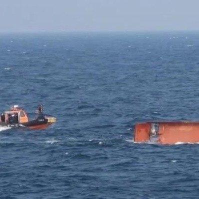 今天一早，一则令人揪心的消息传来：一艘中国渔船在韩国附近公海倾覆了。这艘载着11