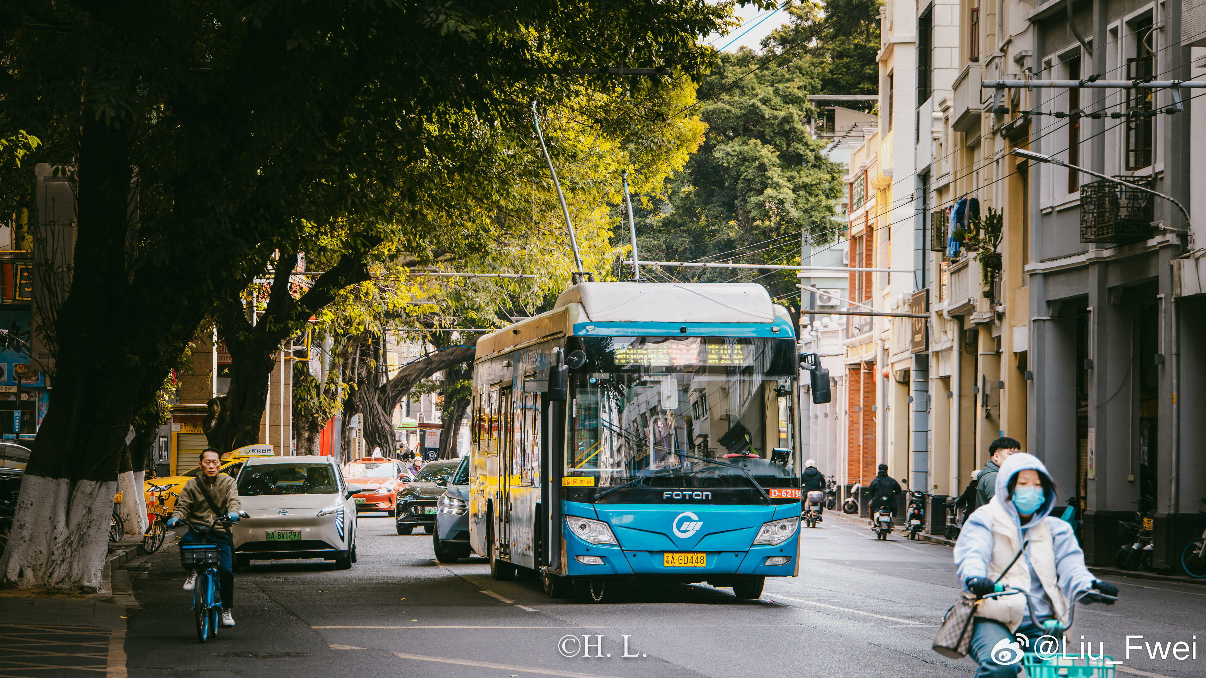 由于电量过于捉襟见肘，本该全线降杆行驶的广州104路无轨电车有时候不得不在文明路