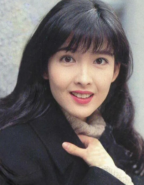 1989年，倪震刚和李嘉欣分手，就对周慧敏一见钟情，开始疯狂追求她，没想却遇到劲