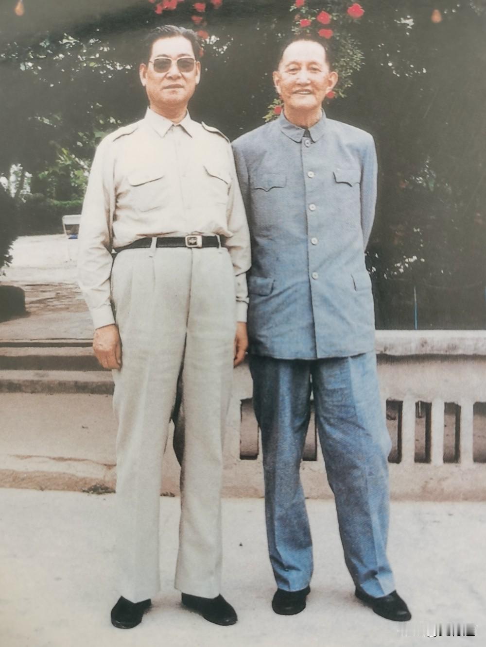 洪学智上将是我军著名的高个子，彭德怀称他为洪大个子，身高在一米八以上。请看右边是