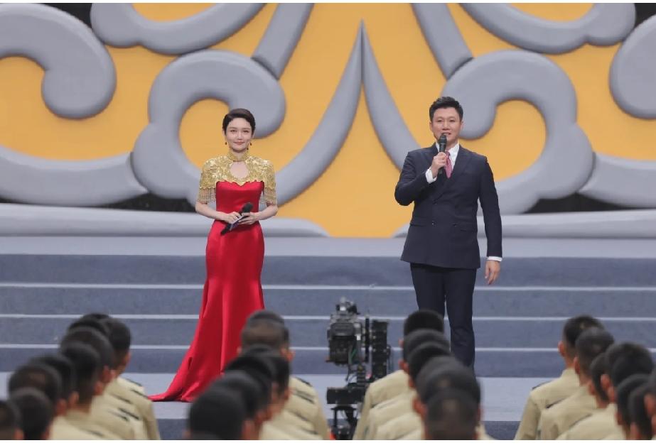央视主持人龙洋表现的越来越好了，她参与央视多档节目的主持，而且在八一晚会上，她一