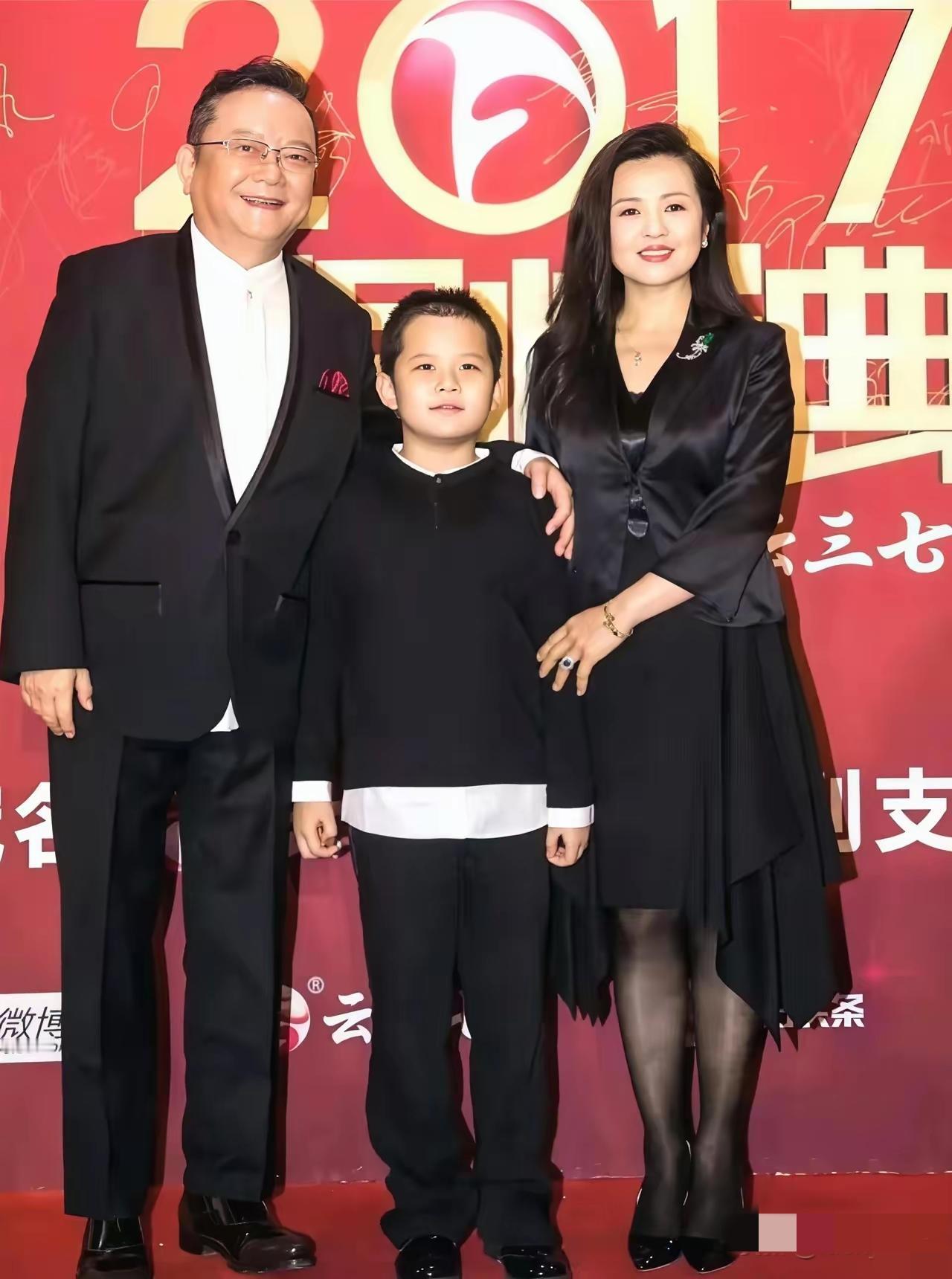 77岁还在片场拼戏？王刚60岁老来得子，看似被每月50多万花销压得喘不过气，实则