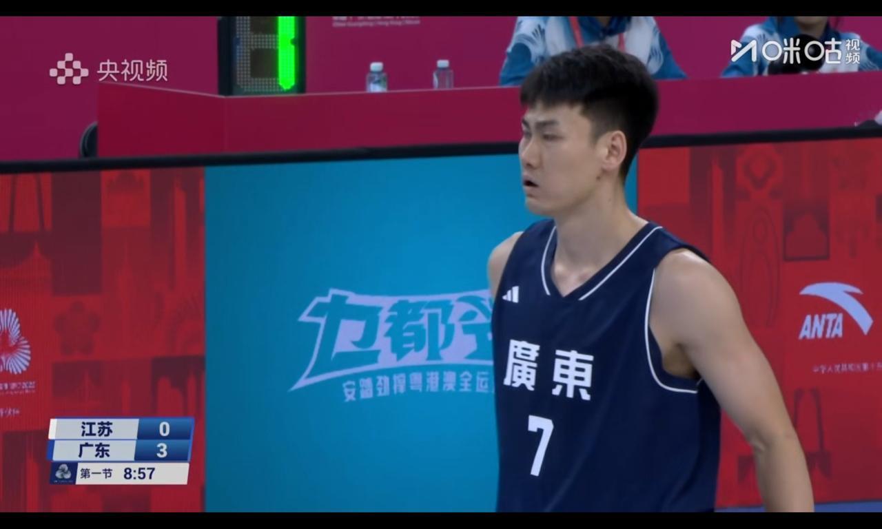 广东开局主打王睿泽，东阳光登上球衣，可能让人有些想法球员穿的“广东”球衣，无