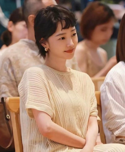 白百何终于美回来了，短发好适合她。