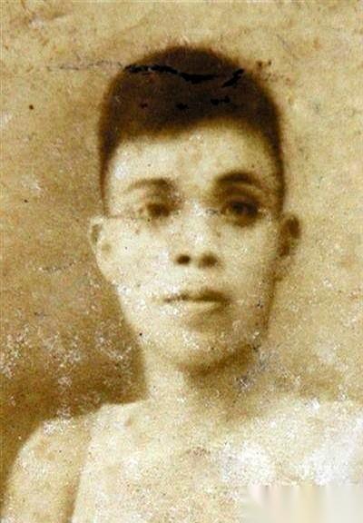 被俘的时候，连口热水都没喝上。审他的，还是他黄埔一期的同窗。这事儿，搁谁谁不