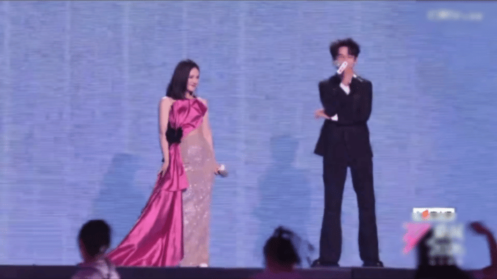 浪姐在对齐思钧做服从性测试吗浪姐一公直播齐思钧：我只是个主持人，怎么还得又飞又跳