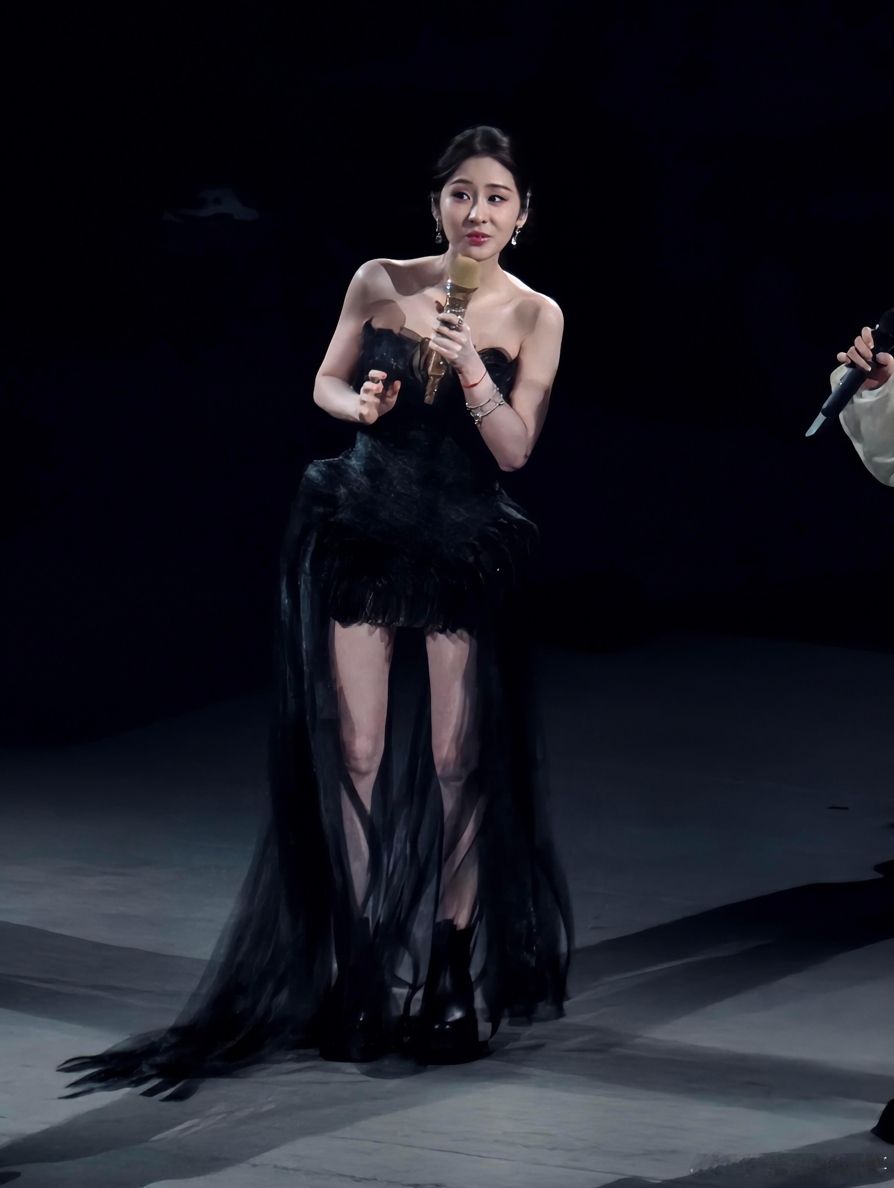 周震南成都演唱会嘉宾张碧晨生病的张碧晨力挺周震南抓拍几张还是美美美～张碧晨｜周震