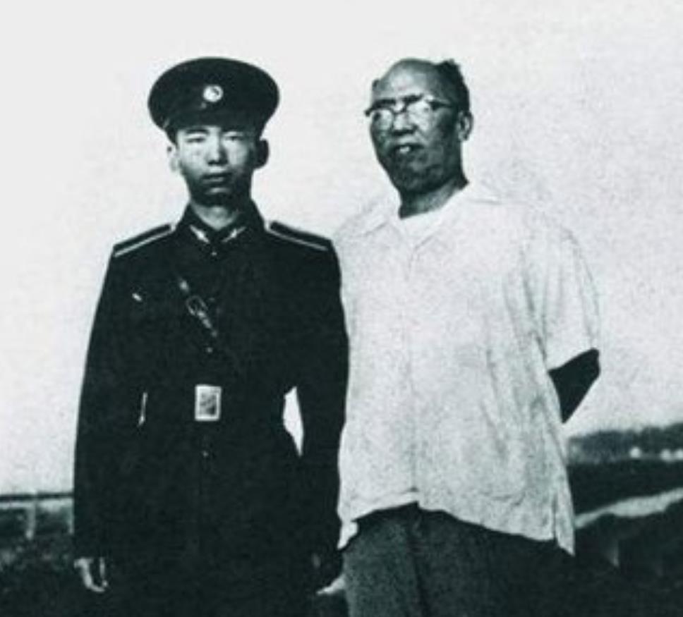 1955年，志愿军第16军军长刚刚回国，关系挂靠在南京军区机关食堂。住处就一张折