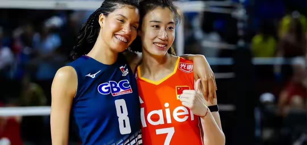 友谊第一，比赛第二！中国女排虽然完胜多米尼加女排，但赛后曾经同为队友的王媛媛、李