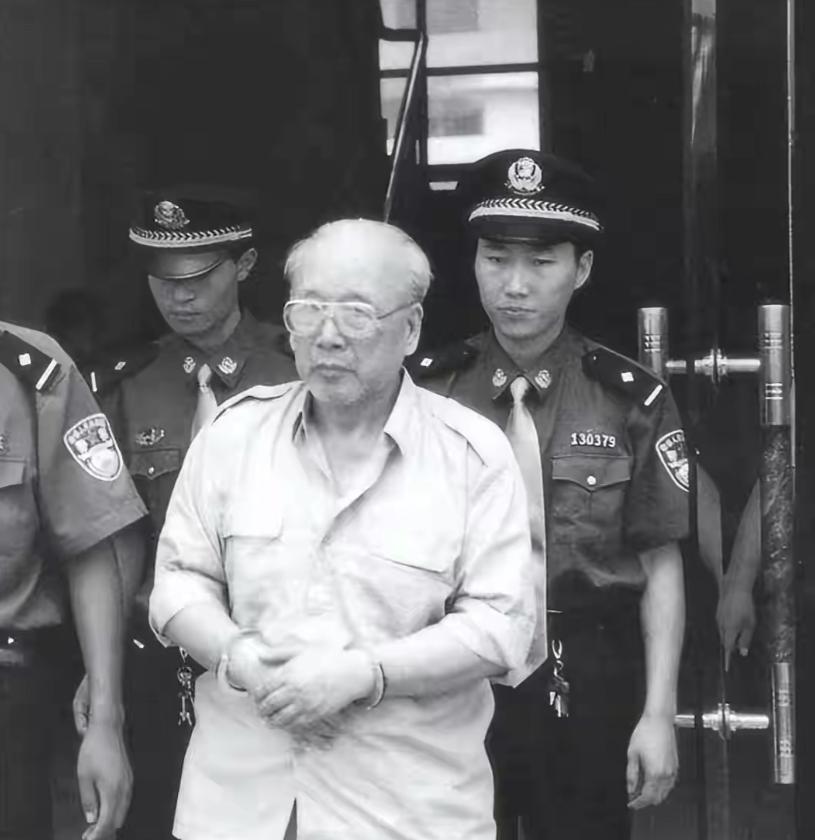 1999年，检察人员一脚踹开大门，一个古稀老头正在寡妇床上温存，只见他淡定提起裤