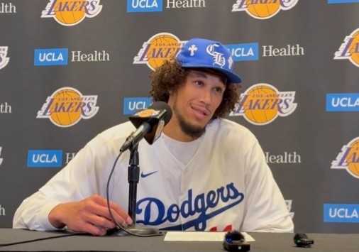 如果詹姆斯复出会怎样？海斯：“显然那是在你头上增加的另一个怪物，我们大部分人上赛