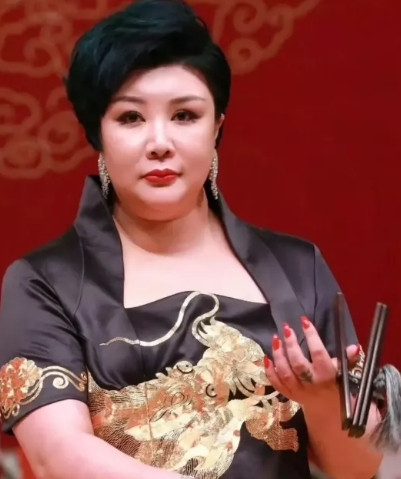 曹云金谢郭德纲却不提她？师娘当年下跪救场被忘了？曹云金最近改口喊郭德纲老师，