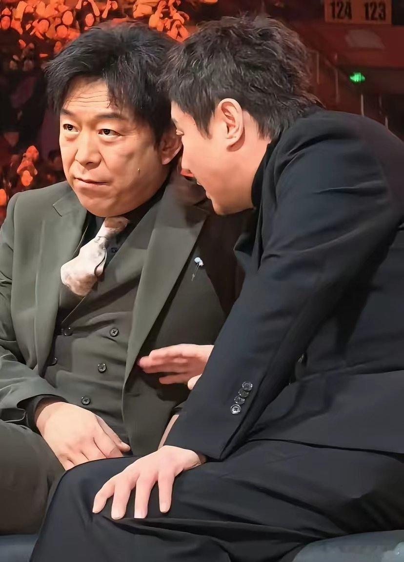 沈腾终于找到知音了！沈腾凑到黄渤跟前就开始眉飞色舞的嘀嘀咕咕了，沈腾说得是唾沫飞