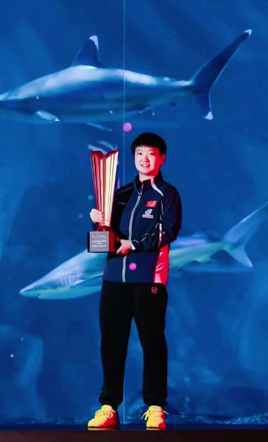 鲨鱼和鲨鱼同框啦，这次不是P的，是冠军拍的城市宣传照，女单，男单，女双，男