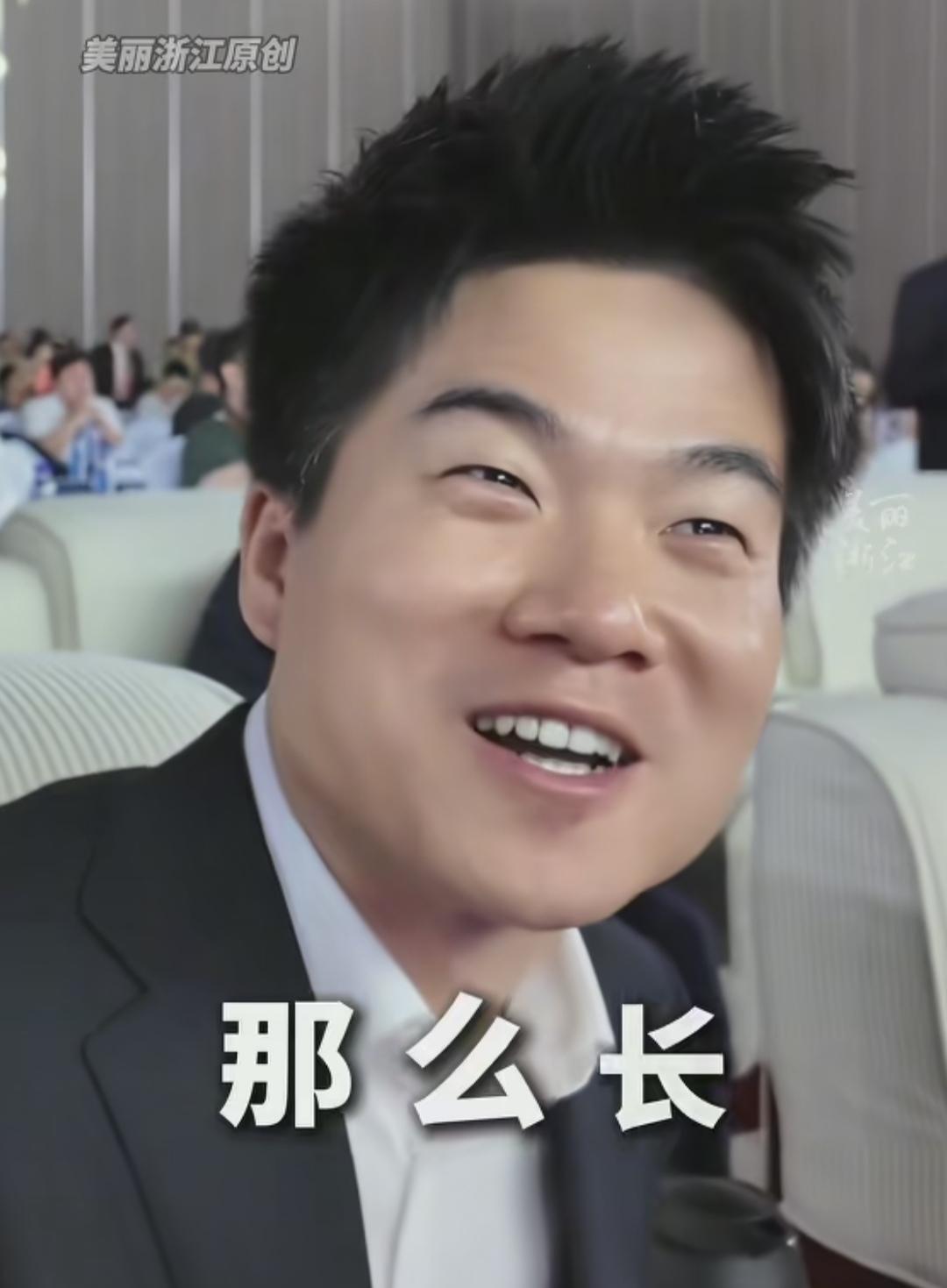 董宇辉在电商大会现场紧急赶稿，没想到被美丽浙江小编抓包：干啥呢？董老师，赶作业吗