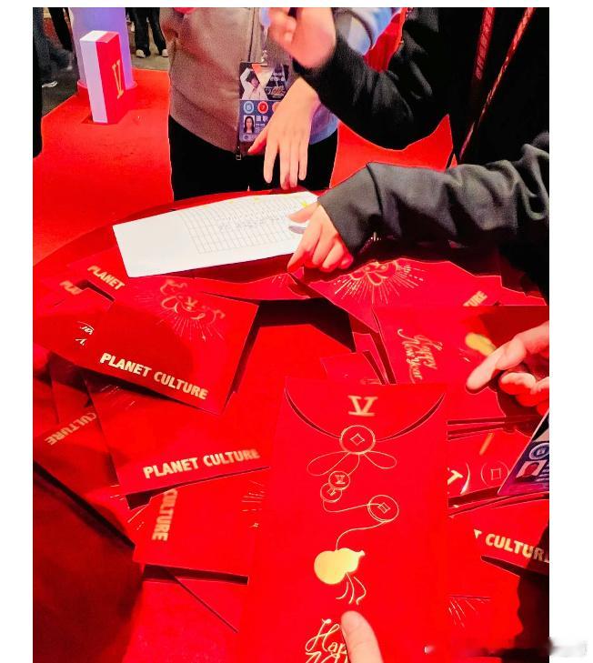 张杰公司年会红包抽奖品据说人手一个万元红包，羡慕！