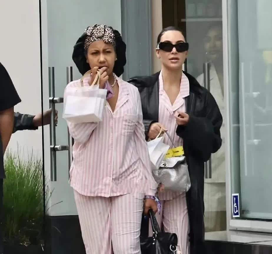 金·卡戴珊带着11岁女儿去做美容。女儿North才11岁，西方人真的成熟的好早。