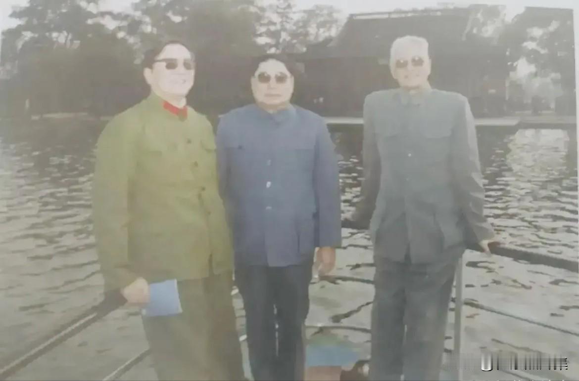 1984年，中国人民解放军总参谋长杨得志（中）与副总参谋长张震（右一）、南京军区