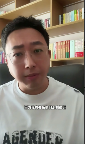 看得出来，于正是真的被气的不轻了，不仅直播的时候忘了开美颜，还开始口不择言了