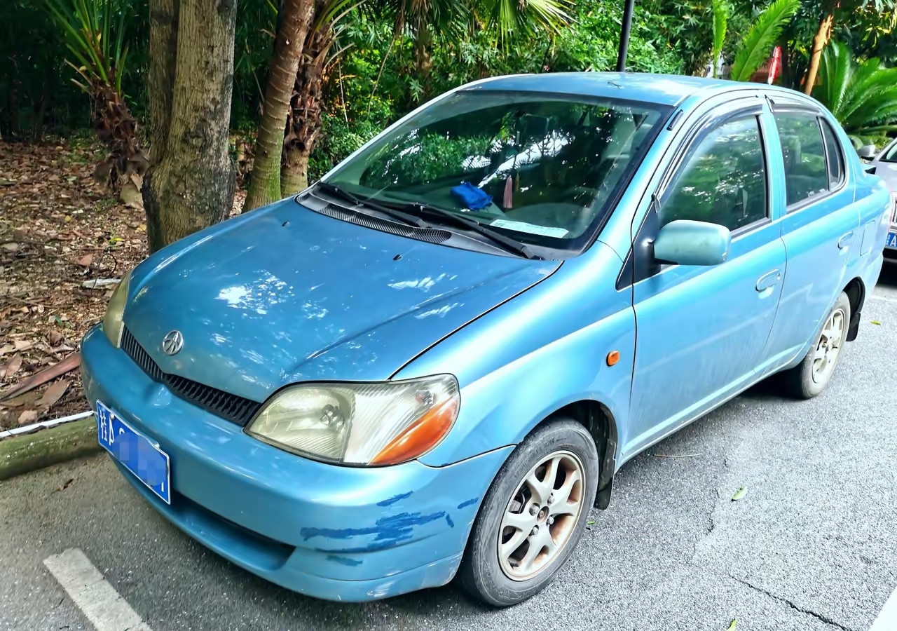 我们小区停车位上，今天来了辆蓝色小轿车。谁能一眼看出这是啥牌子，那绝对是资深老司