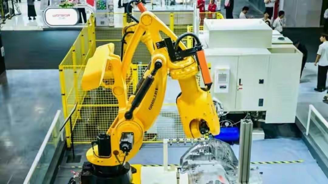 董明珠这次又放话了，她直接挑明，格力搞机器人不是为了赶人走，而是为了让人升级，工