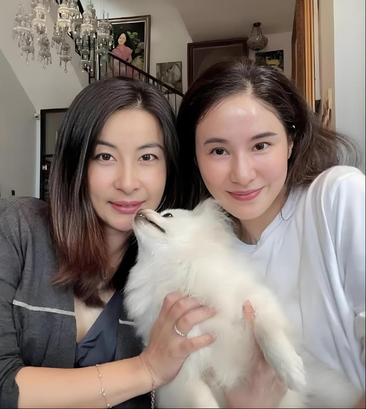 郭晶晶和徐勤在浅水湾的豪宅里她俩是闺蜜！但这个徐勤也不是一般人，她本就出身豪门