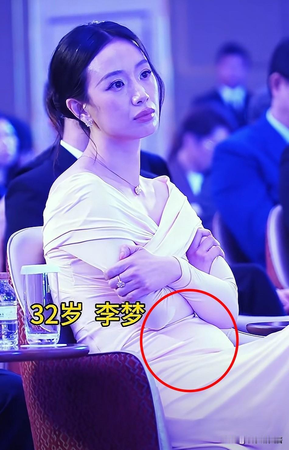 原来明星也有小肚腩，而且还很明显！李梦最近活跃在大众视野中，她的气质说不上来，