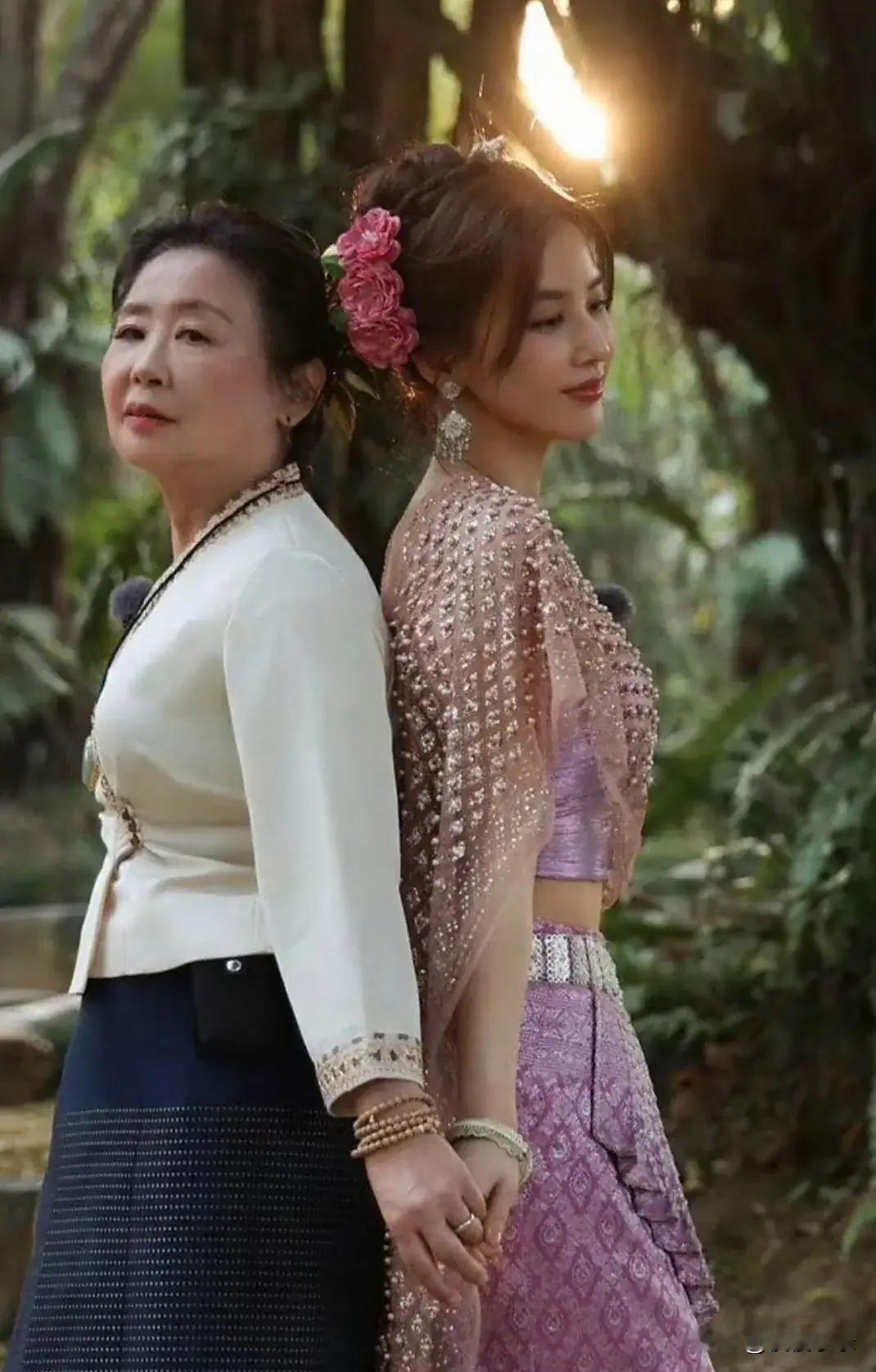 谁能想到，黄圣依离婚后反而美出新高！和妈妈在西双版纳录节目，傣族服饰一穿直接封神