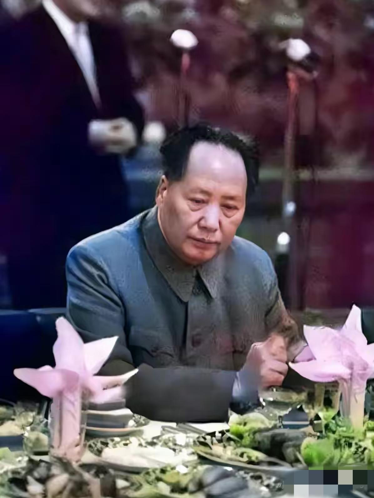 每次凝视毛主席亲人的老照片，鼻尖总会一酸——他们从不是历史书里冰冷的烈士名录，是