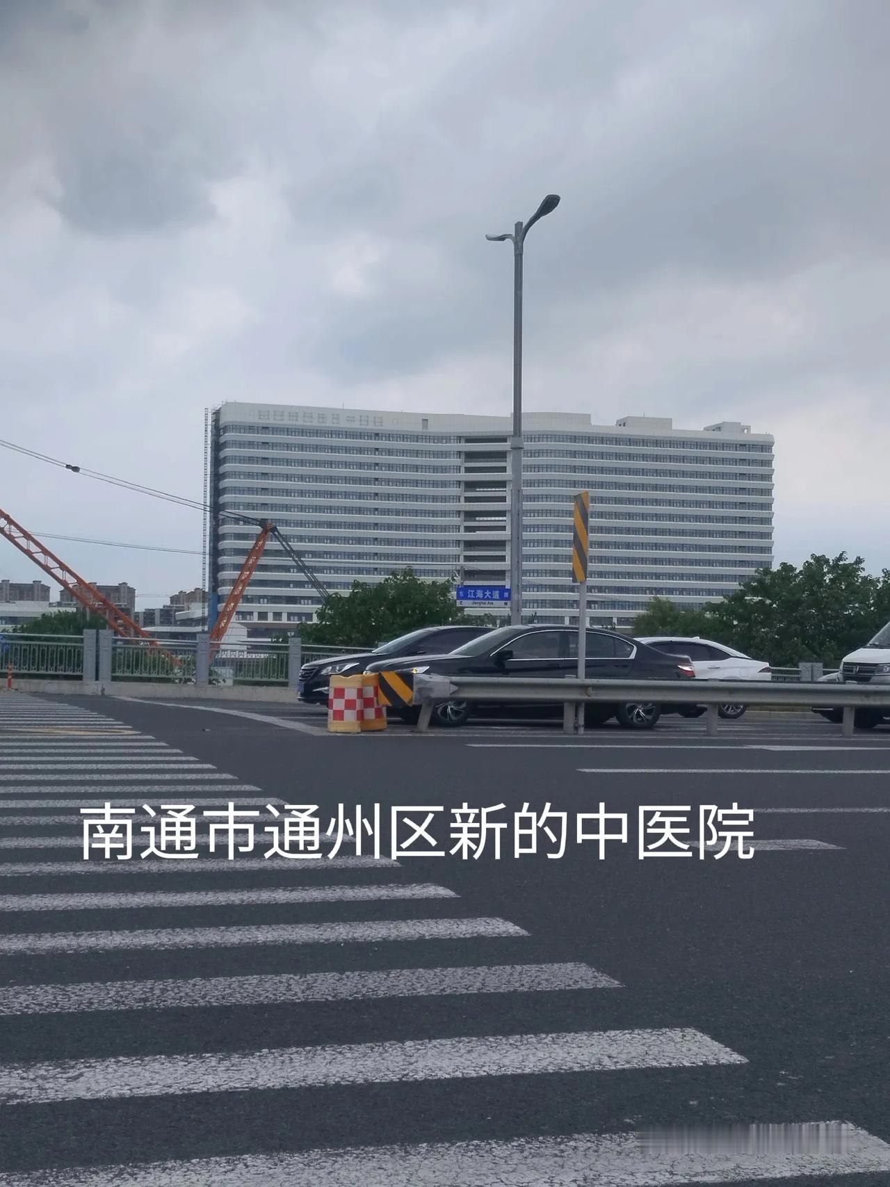 位于南通市通州区江海大道和扬子江路口的扬子江路大桥正在快马加鞭建设中，这个是南通
