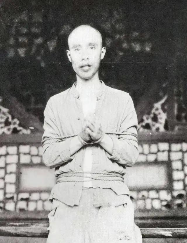 1907年，安徽巡抚恩铭把徐锡麟当亲儿子栽培，徐锡麟当着他的面开了七枪190