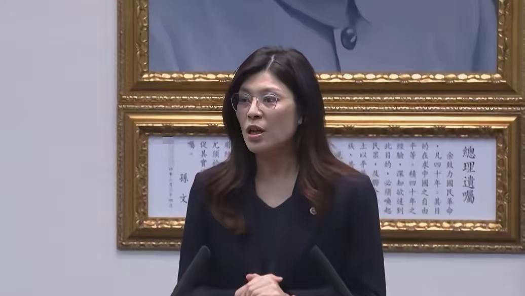 郑丽文做出妥协，据报道，国民党团昨天下午已定案，将党版军购条例改“上限8000亿