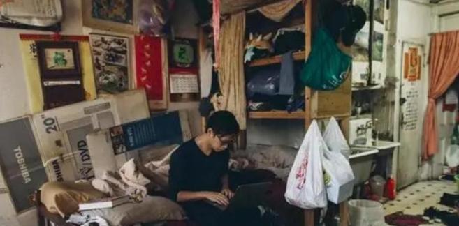 蜗居于美国的中国穷人：男女同住，毫无私隐，为何硬扛不愿回国？在美国，有这样一群